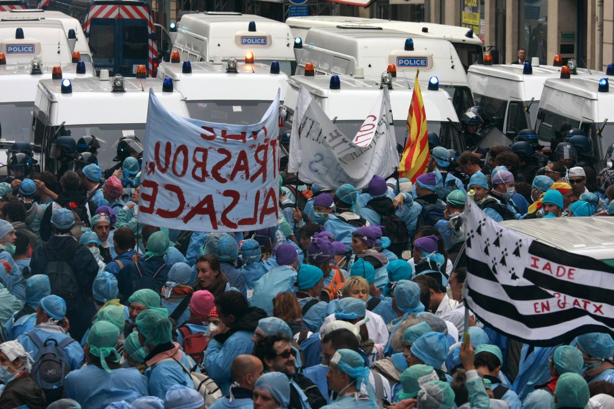 la manifestation est bloquée par la police rue de la Boétie devant le siège de l'UMP