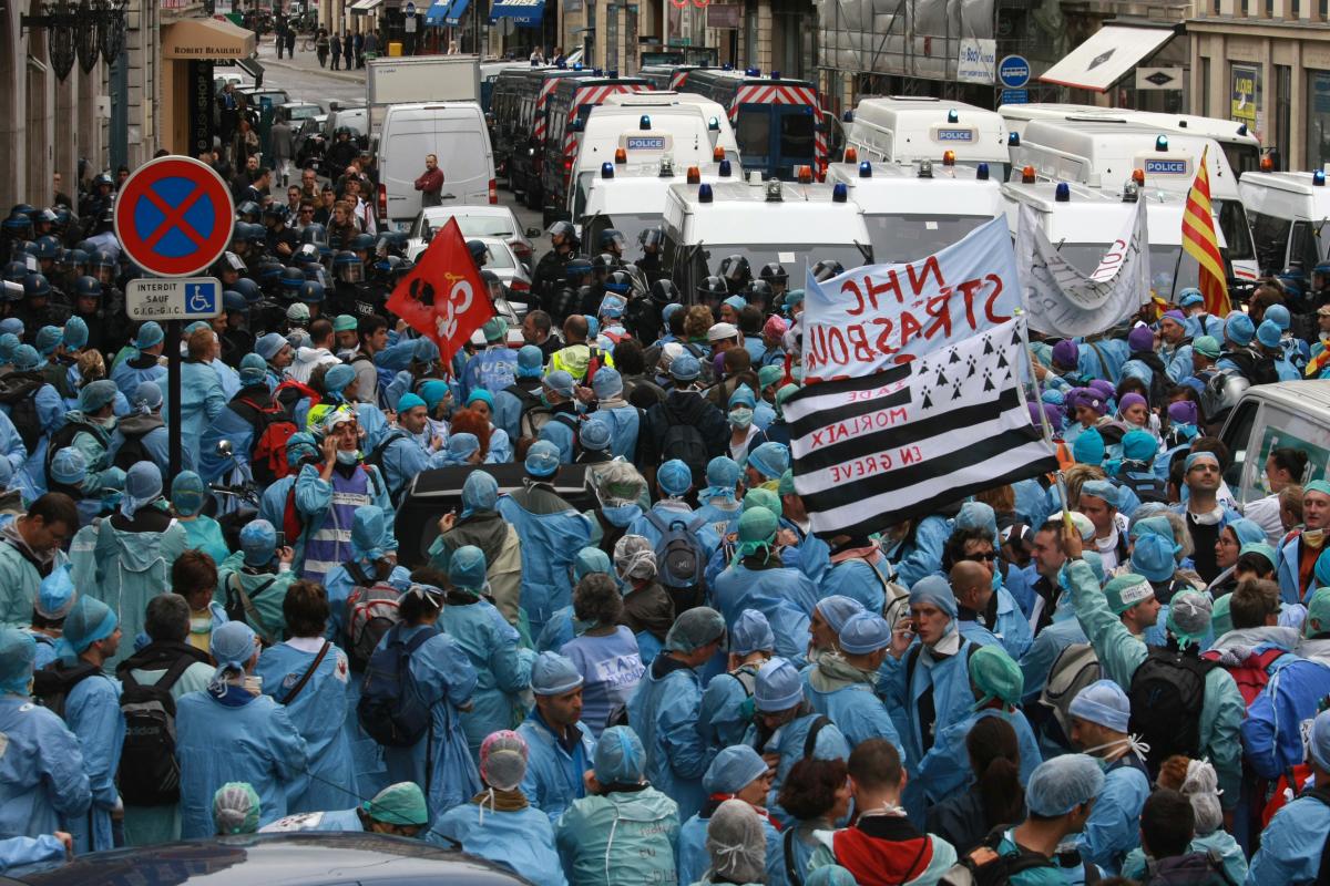 la manifestation est bloquée par la police rue de la Boétie devant le siège de l'UMP