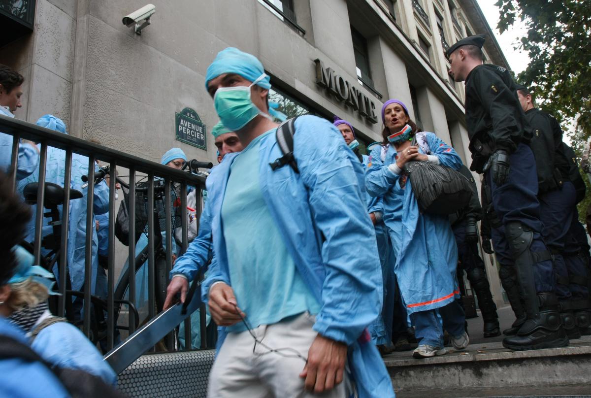 la police reconduit les manifestants au métro