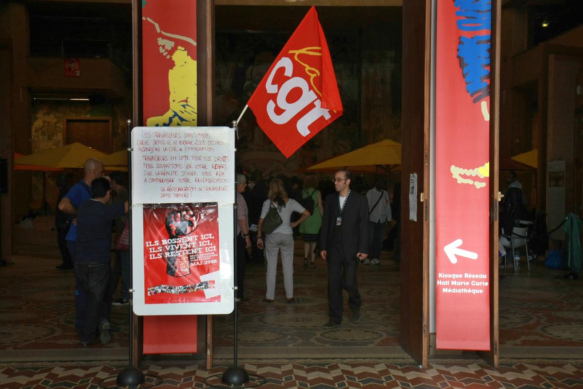 la salle occupée du Palais de la Porte dorée