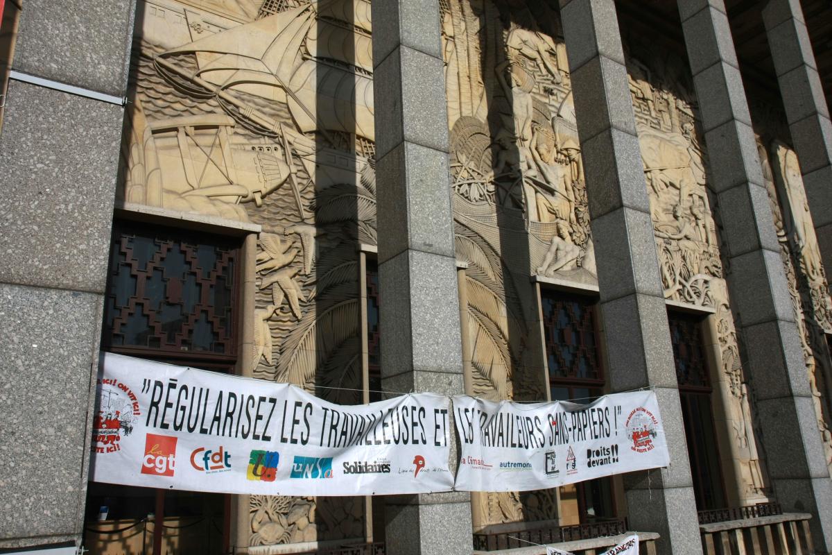 banderole des associations syndicats soutenant la grève des sans-papiers