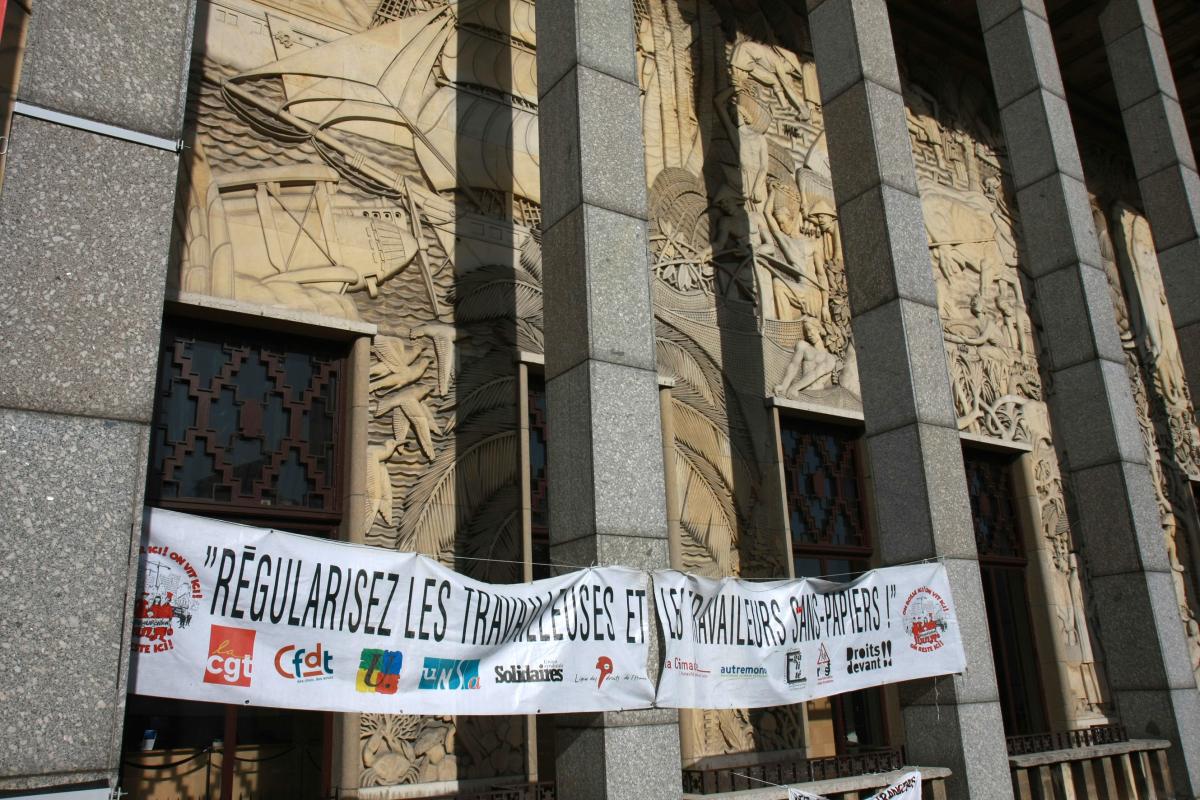 banderole des associations syndicats soutenant la grève des sans-papiers