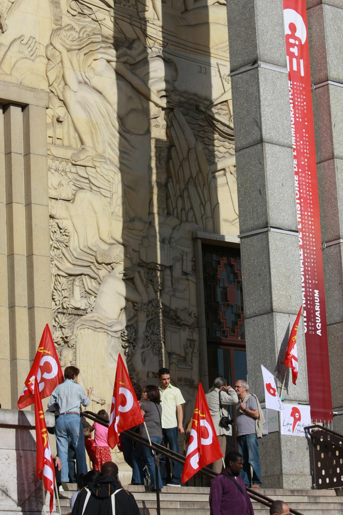 devant le Palais de la Porte dorée