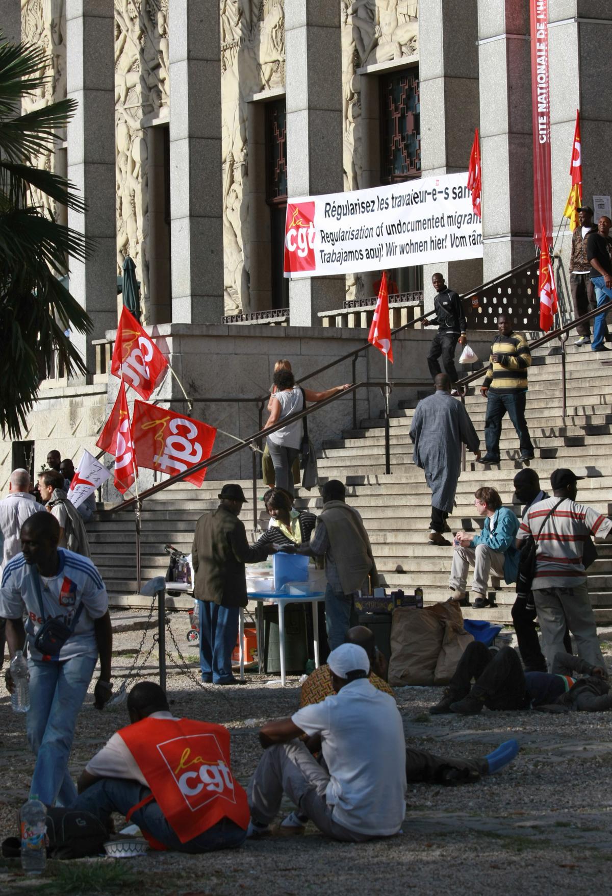 devant le Palais de la Porte dorée