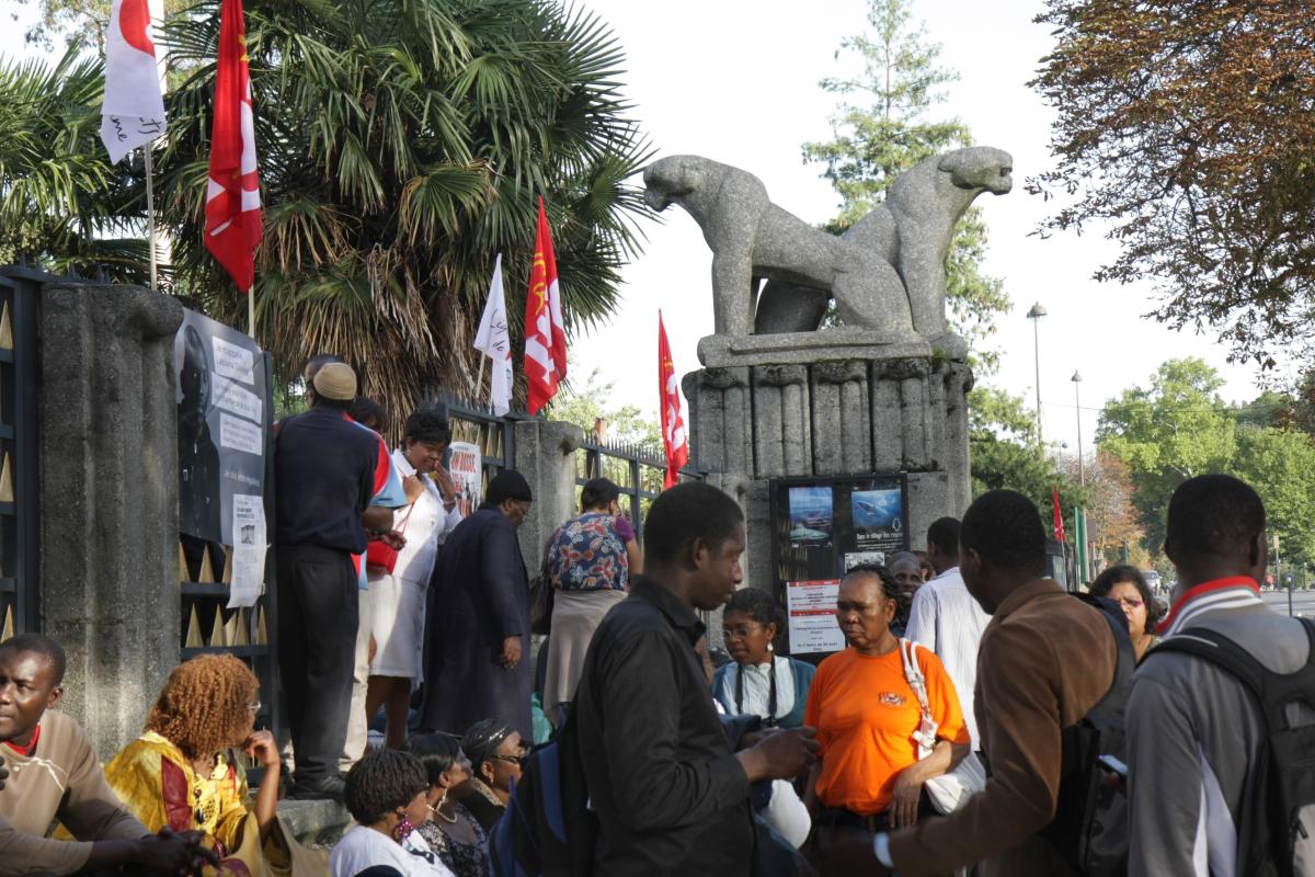 devant le Palais de la Porte dorée