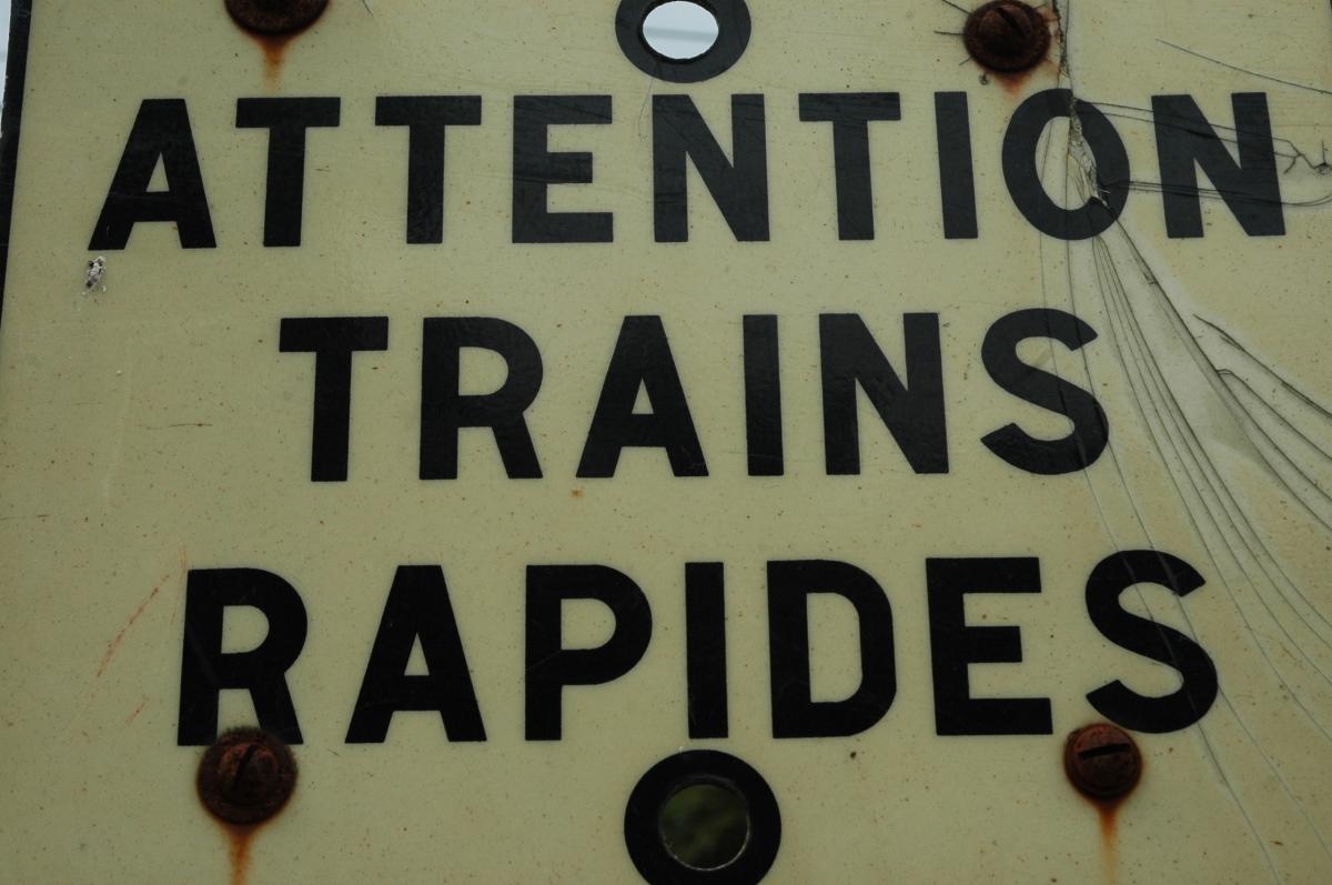 panneau Sncf attention trains rapides.