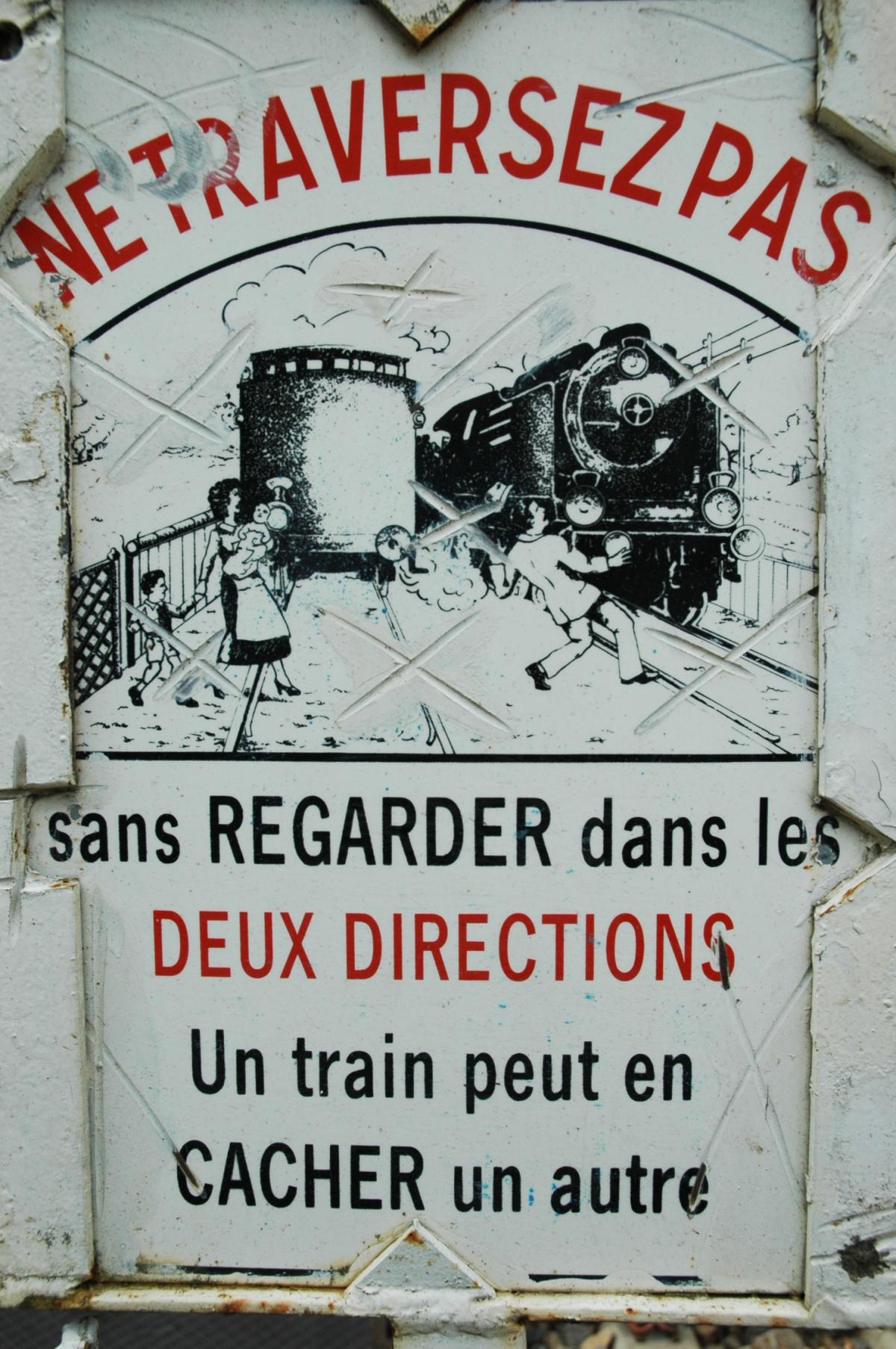 Panneau train ne traversez pas sans regarder dans les deux directions un train peut en cacher un autre.