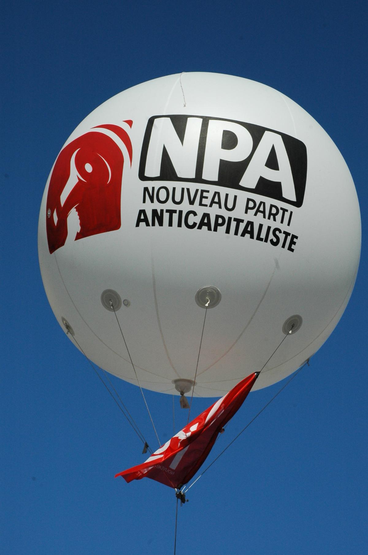 Ballon Npa au point fixe de Paris Montparnasse