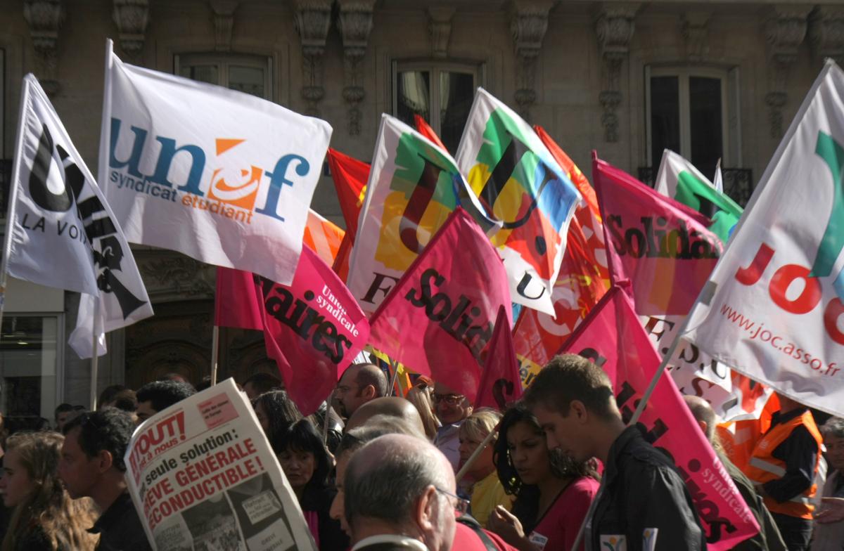 Drapeaux de tête et journal du NPA