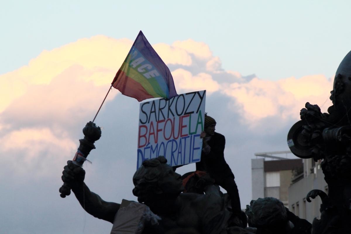 Manifestant avec pancarte