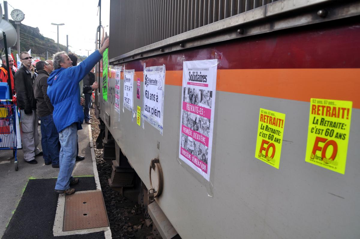 Blocage et décoration d'un train en direction de paris