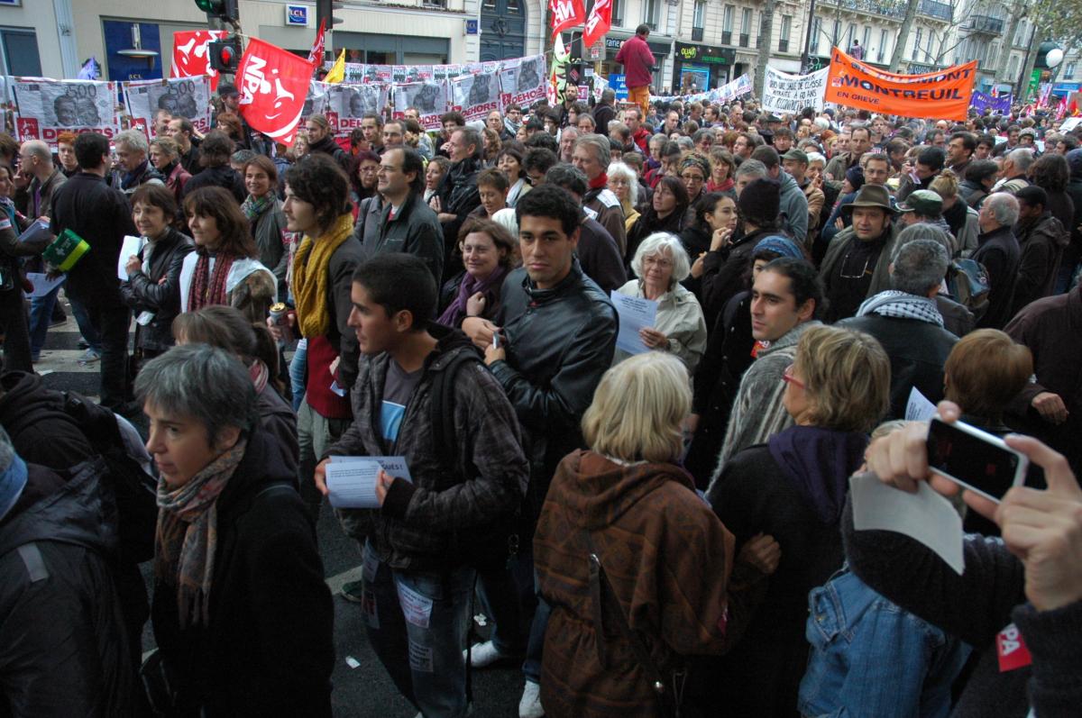 manifestants à Paris défense des retraites.