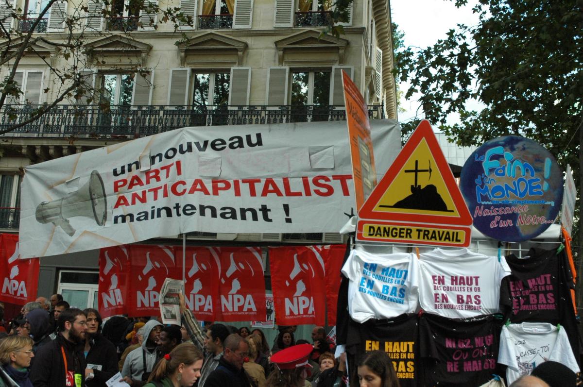 banderole au point fixe, un nouveau parti anticapitaliste maintenant! et drapeaux.