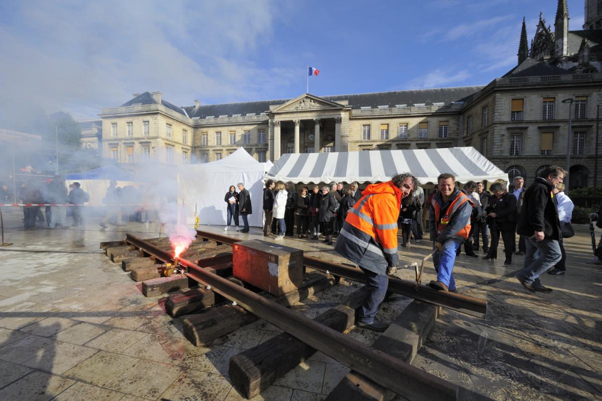 pose d'un rail à l'arrivée de la manif
