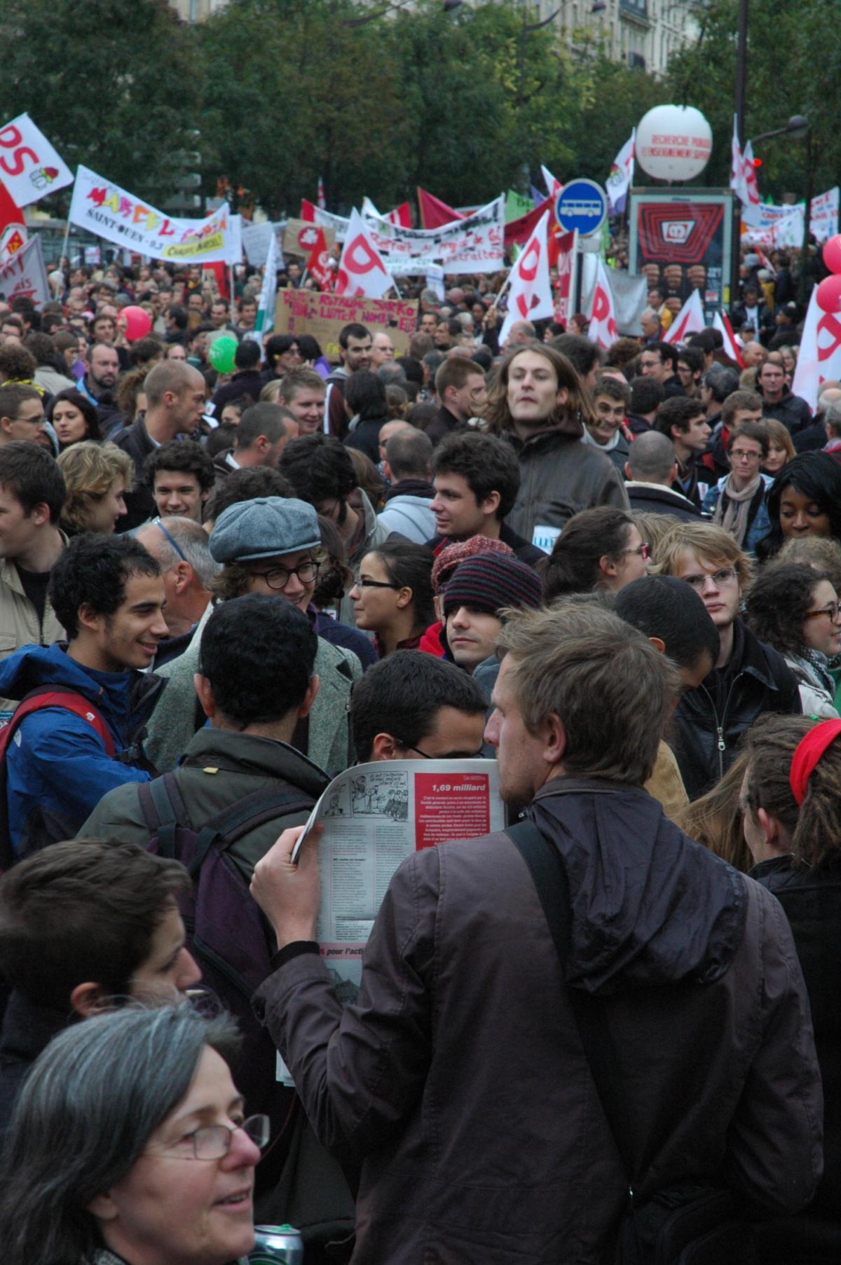 vendeur de Tout est à nous! au point fixe du Npa Paris.
