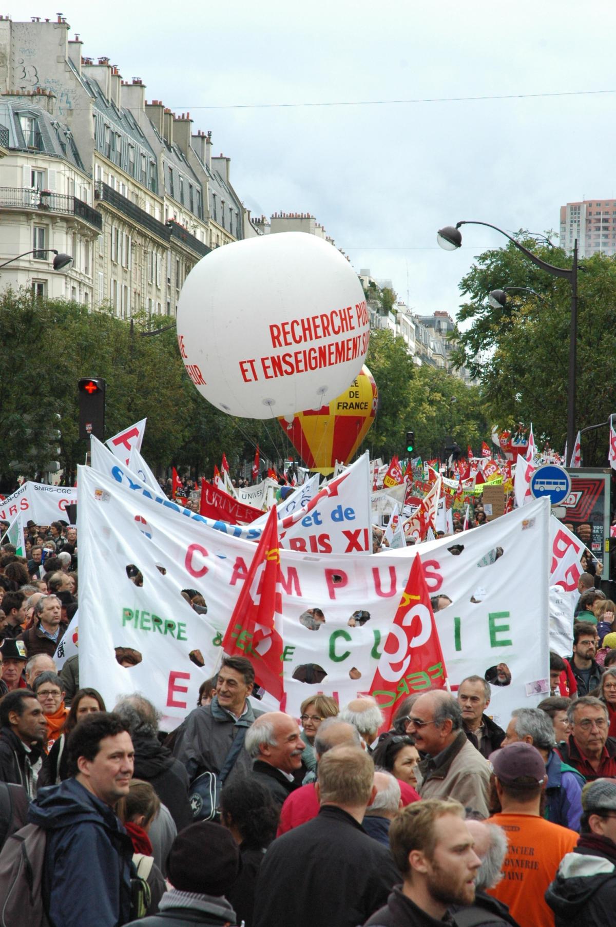 banderole Campus pierre et marie Curie en grève! contre le projet gouvernemental de réforme des retraites.