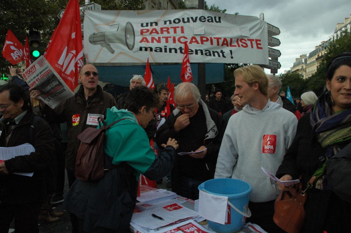 point fixe et table de Presse devant banderole du Npa Paris.
