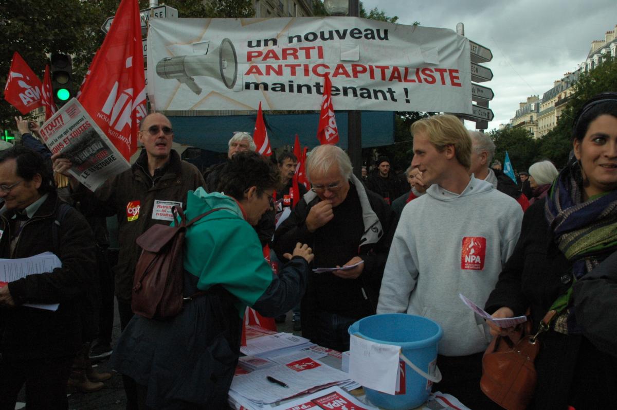point fixe et table de Presse devant banderole du Npa Paris.