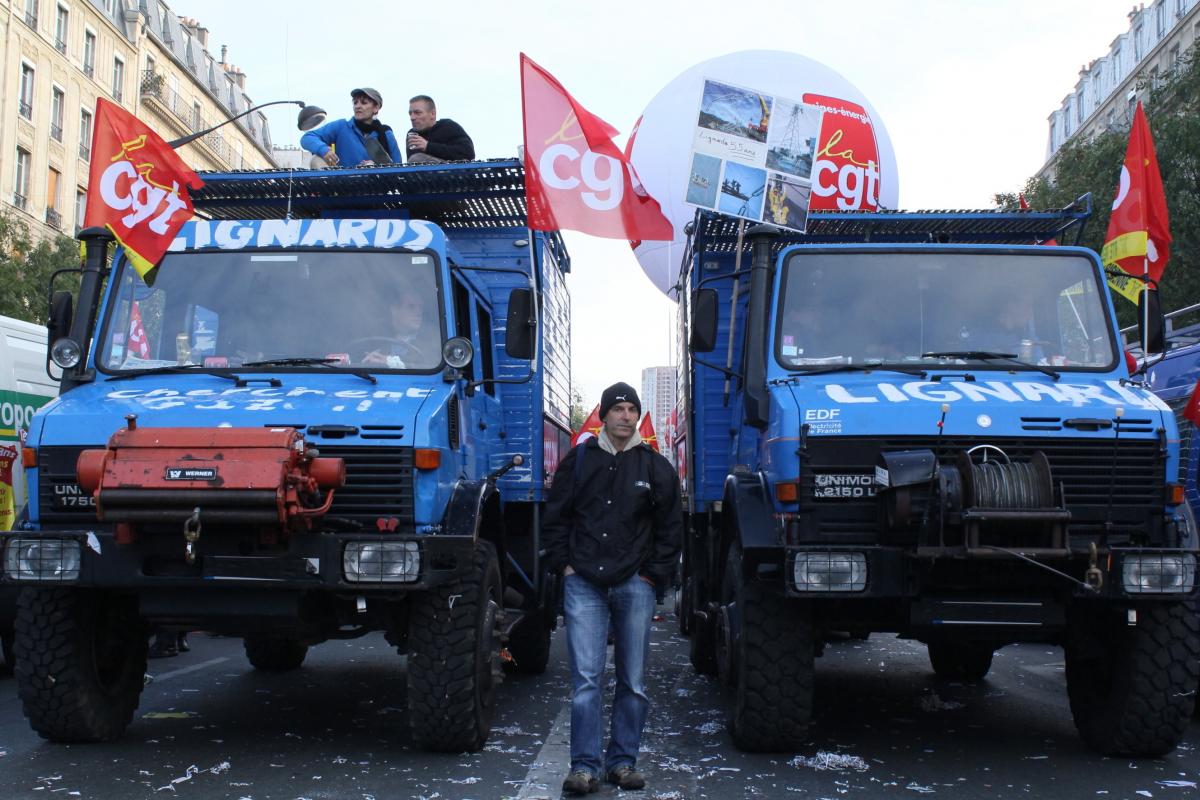 Camions des lignards d'EDF