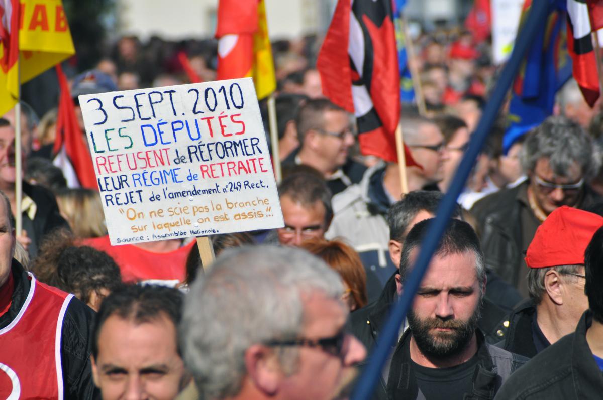 Pancarte sur la retraite des députés.