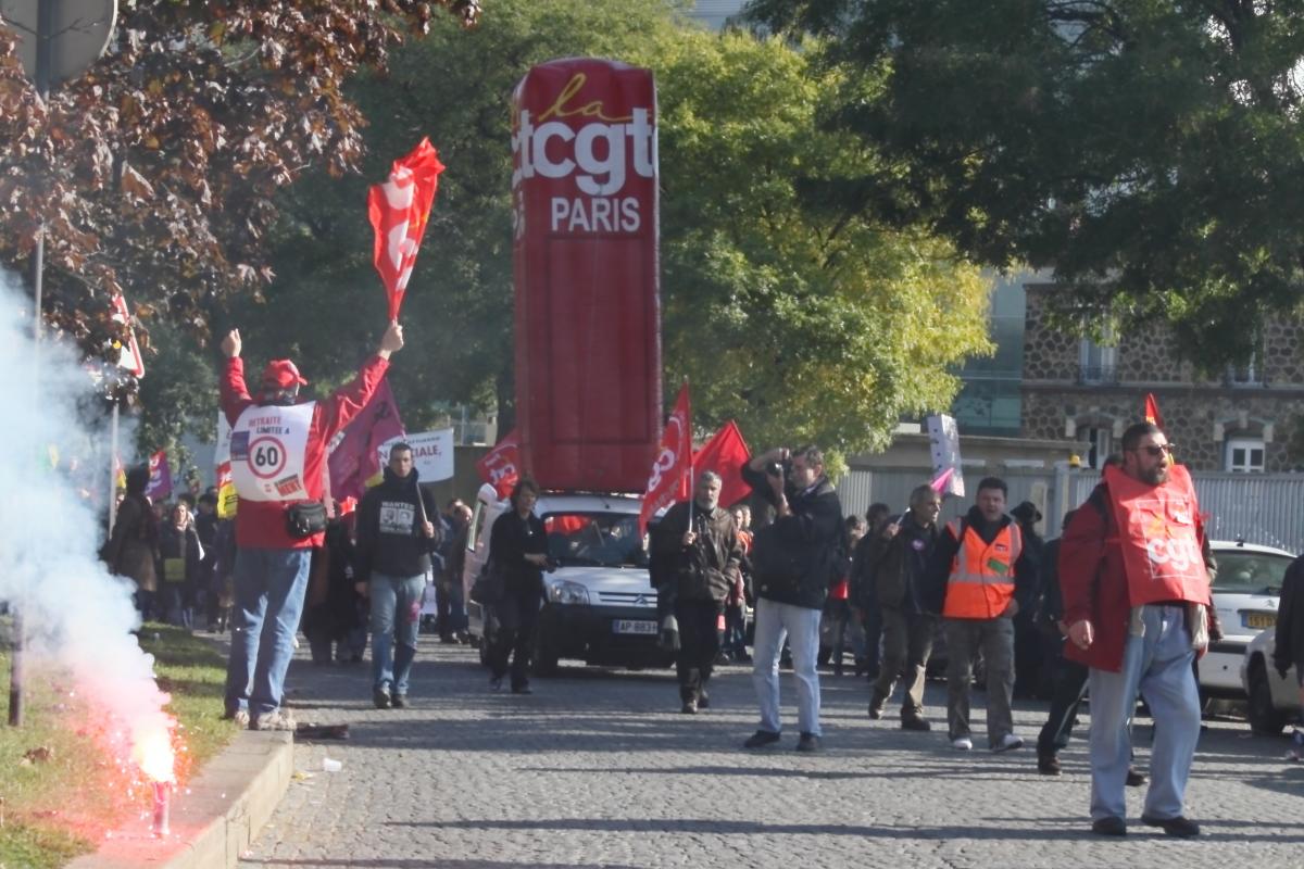 Arrivée de la manifestation à l'usine TIRU occupée