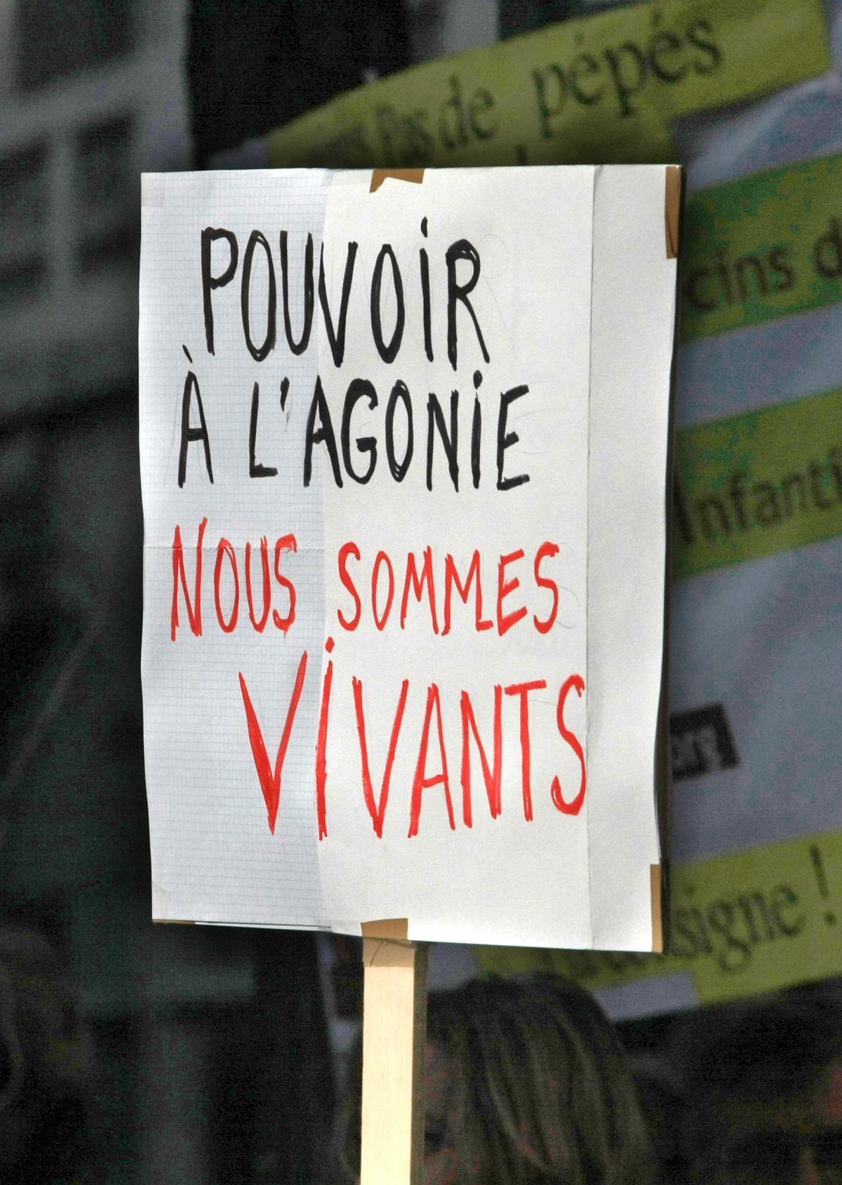 Pancarte Pouvoir à l'Agonie Nous Sommes Vivants