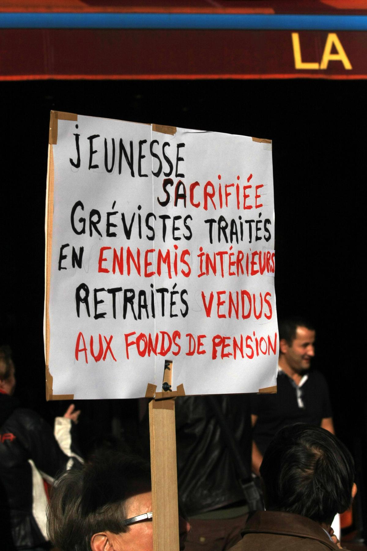 Pancarte LA jeunesse sacrifiée grévistes traités en ennemi intérieu retraités vendus aux fonds de pension