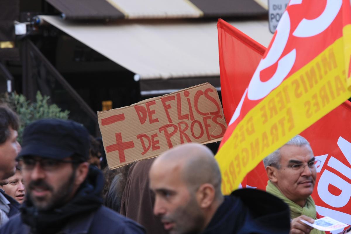 Pancarte - de flics + de profs