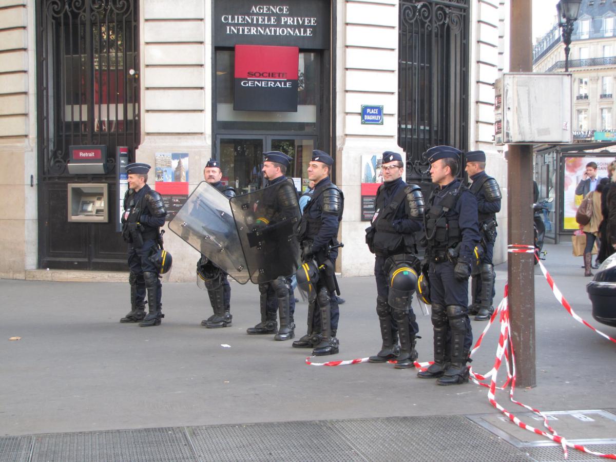 Flics devant la Société générale