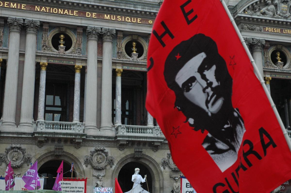 Drapeau Che Guevara devant l'Opera de Paris.