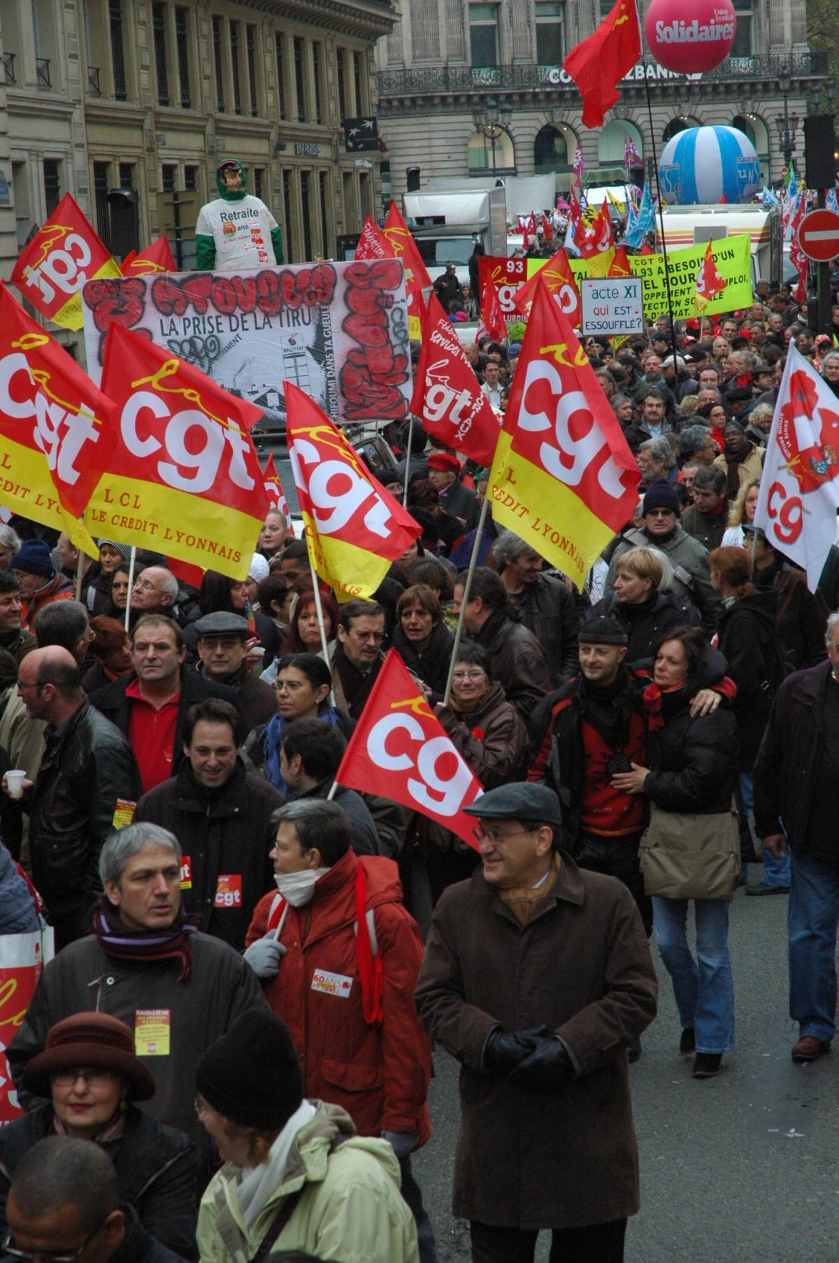 drapeaux Cgt du crédit Lyonnais manifestation de l'Opéra au palais Brongniart: siège de la Bourse Paris