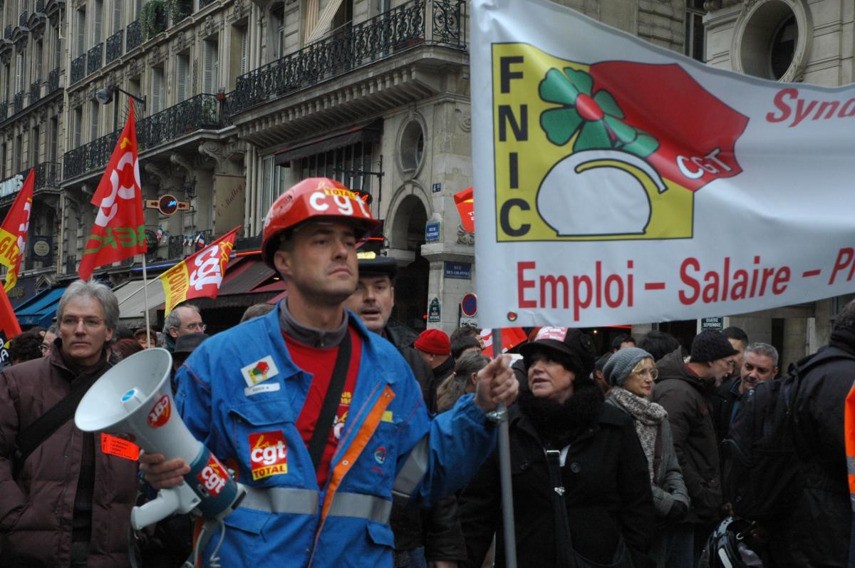 travailleur Cgt de la raffinerie Total et sigle FNCI fédération de l'industrie Chimique.