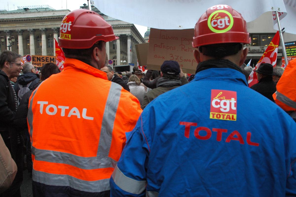 Devant la Bourse Sigle Cgt de la raffinerie Total FNCI fédération de l'industrie Chimique.