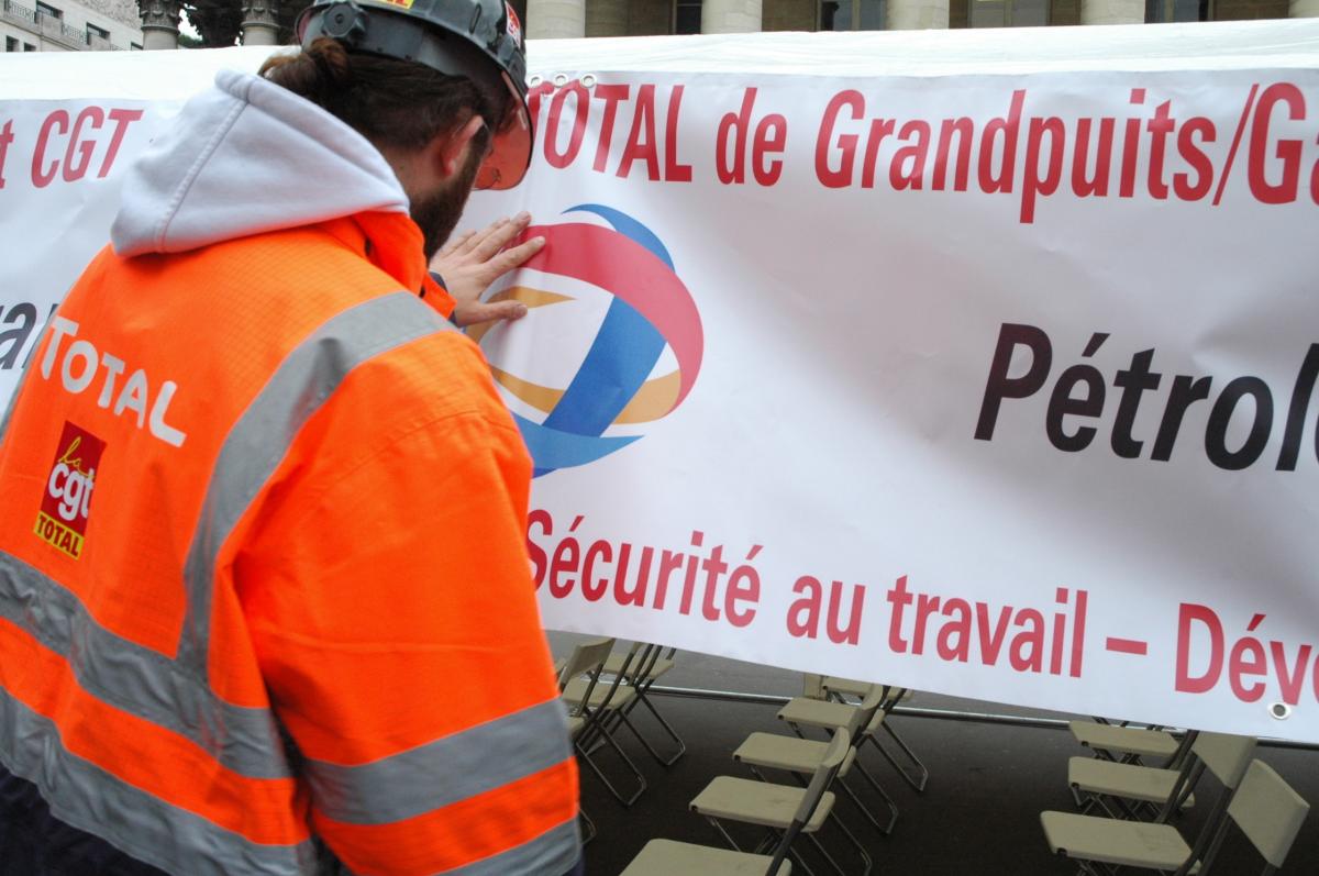 Sigle de la raffinerie Total de Granpuits Gargenville et salarié Cgt FNCI fédération de l'industrie Chimique.