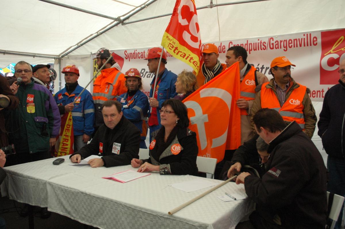 Devant la Bourse conférence de Presse Françoise LAREUR UR Cfdt ile de france, Pascal JOLY secrétaire Cgt UR ile de France.