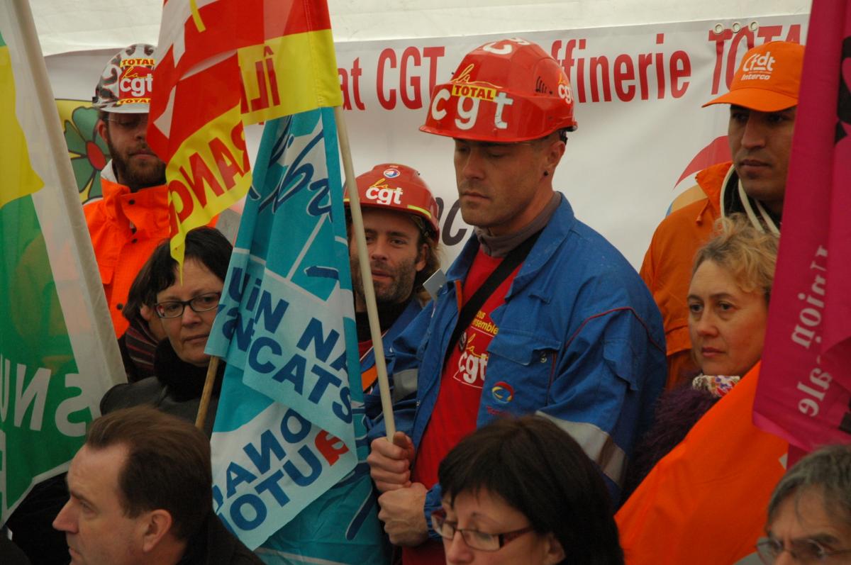 Devant la Bourse travailleur de Total en conférence de Presse avec syndicats, Cgt, Cfdt, Fsu, Unsa, Solidaires. Absence de Fo, Cfe-Cgc, Cftc.