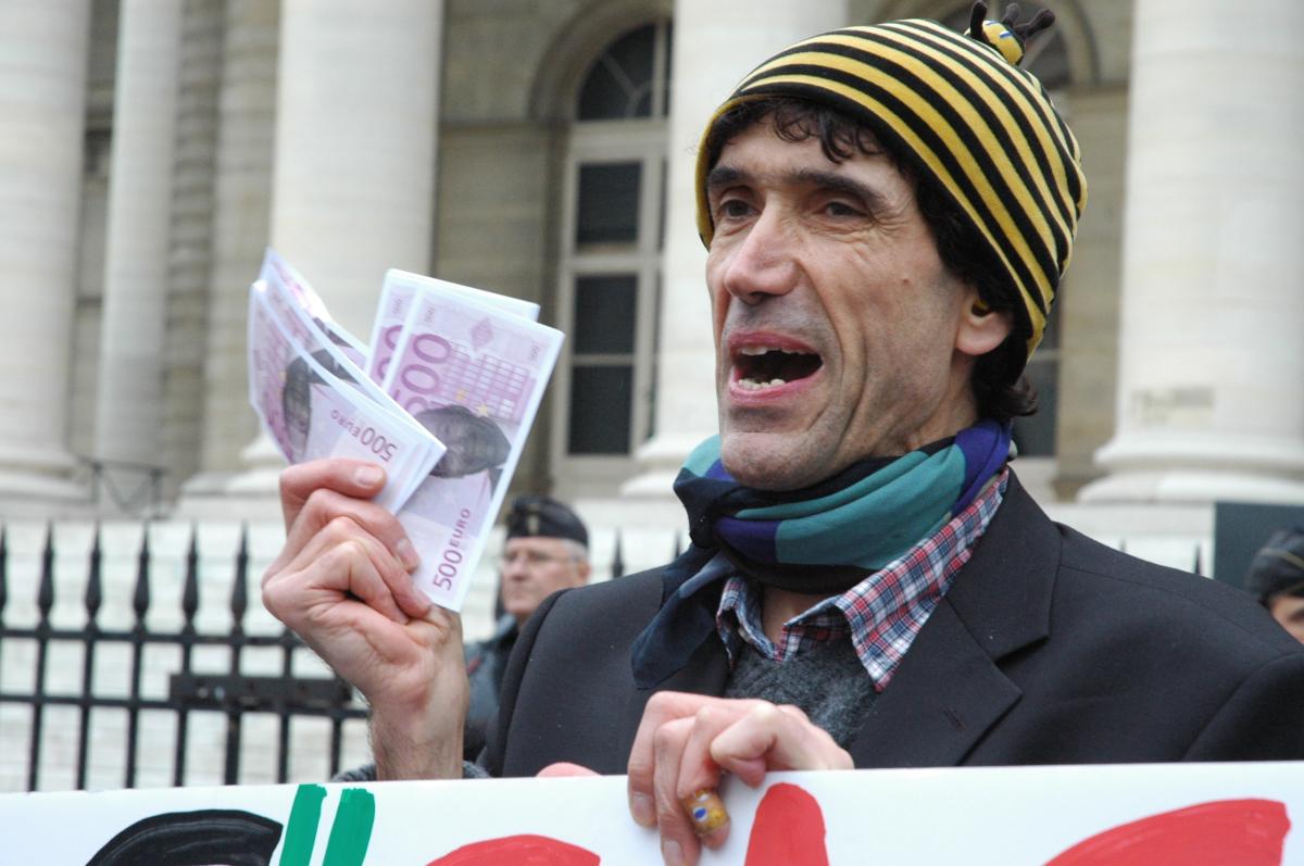 Manifestant devant la bourse de Paris avec les billets de 500 Euros du Npa.