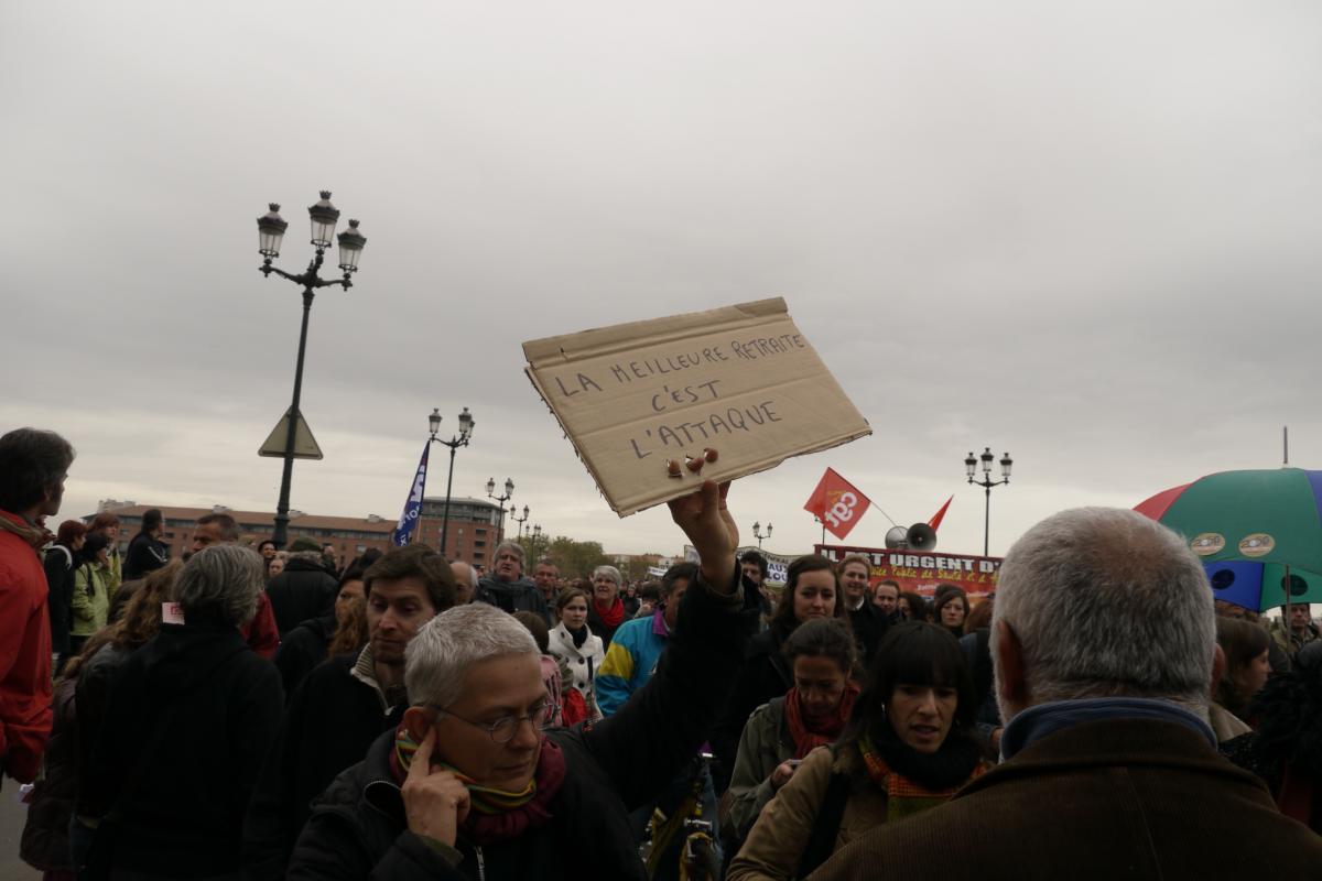 Pancarte : La meilleur retraite, c'est l'attaque