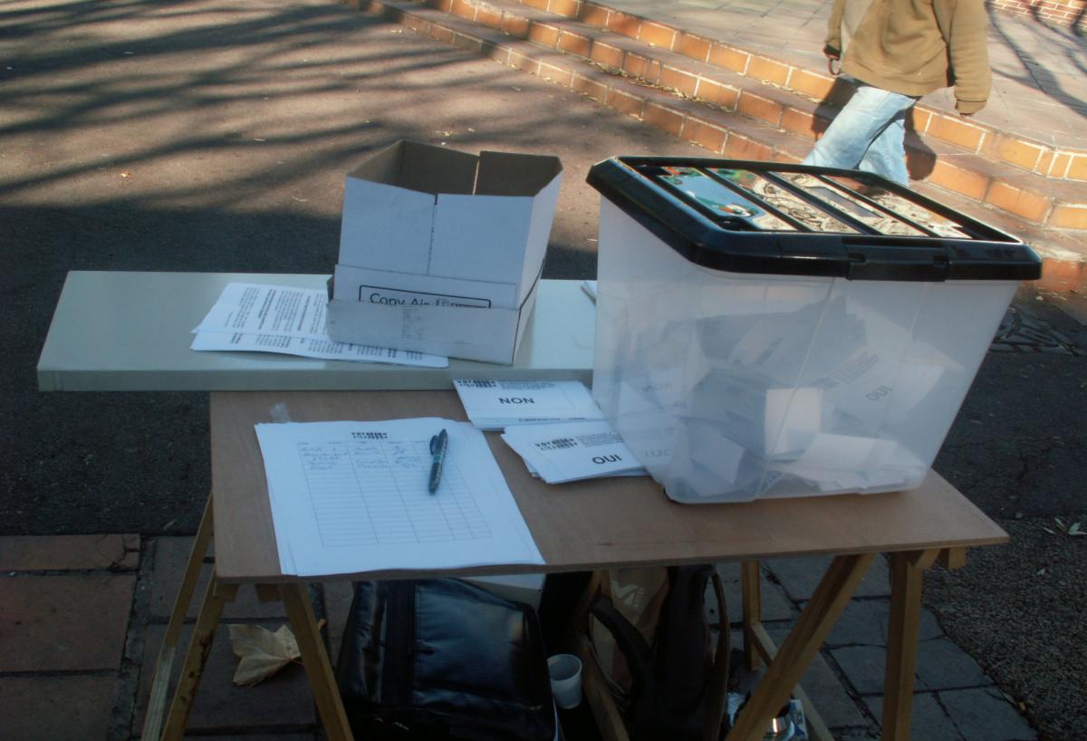 votation citoyenne au centre ville de Marseille .