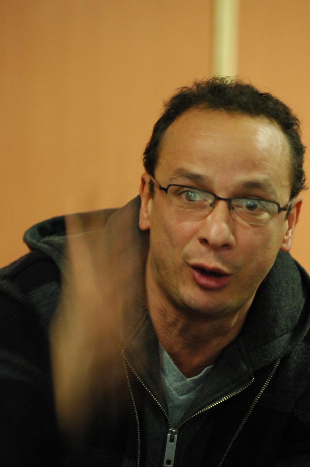 intervenant Omar Slaouti Commission Quartiers Populaire à la conférence nationale du Npa Montreuil.