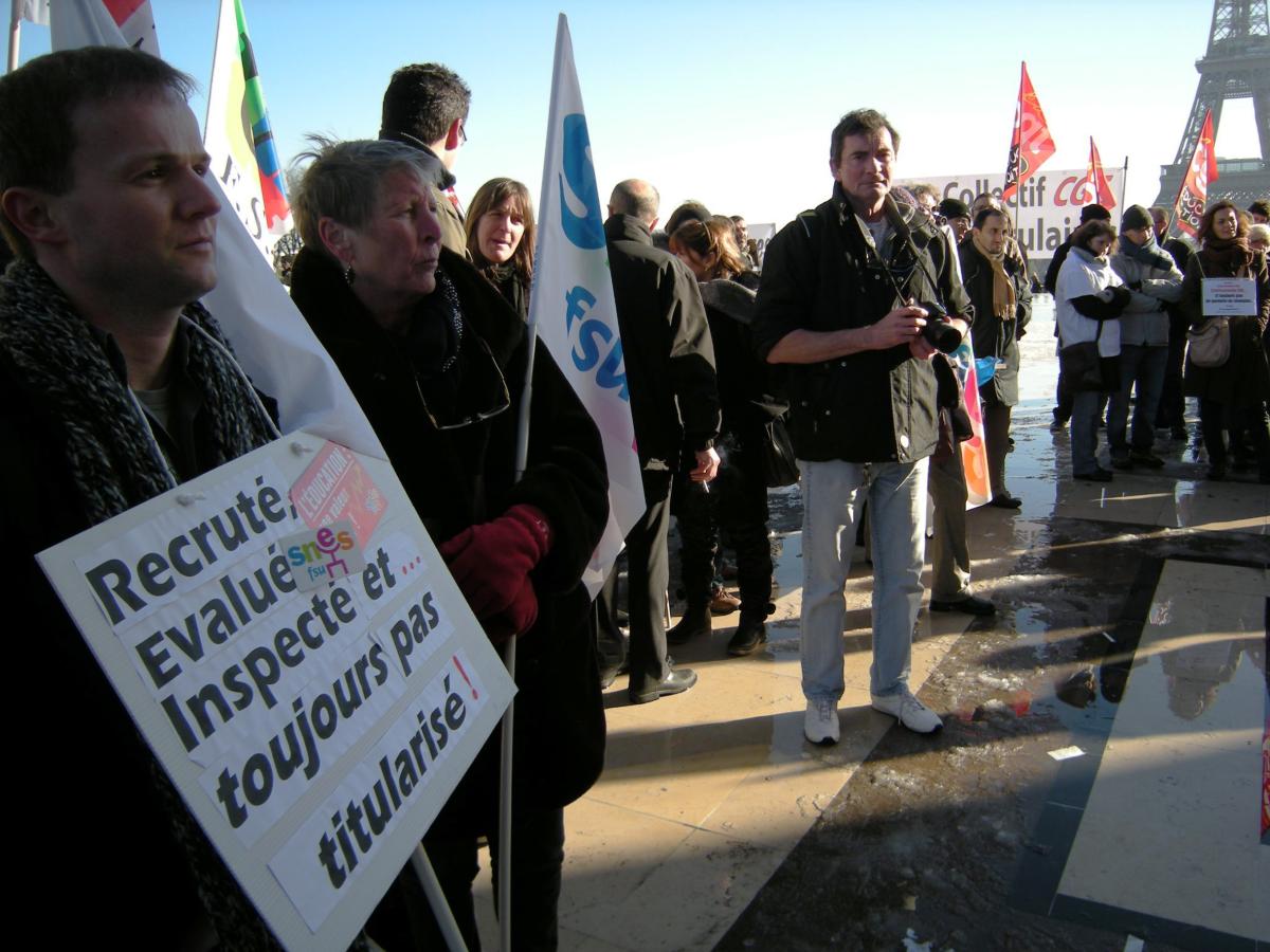 Manifestant avec une pancarte