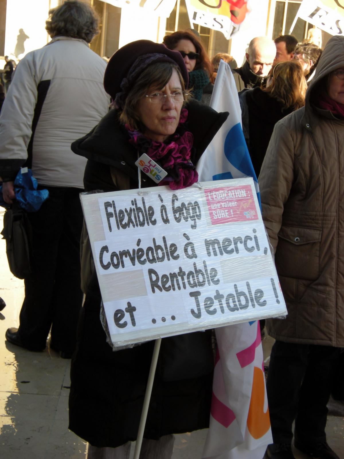 Participante avec une pancarte