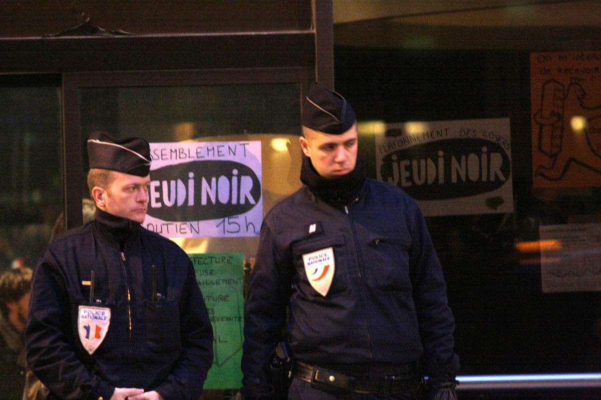 la police garde l'immeuble