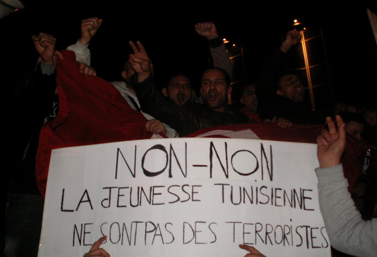 affiche: non-non la jeunesse tunisiennes ne sont pas des terroristes