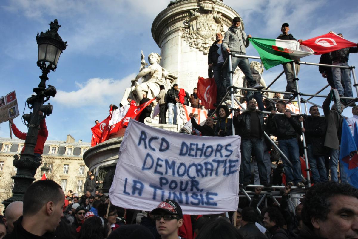 Les manifestants sur la statue de la République