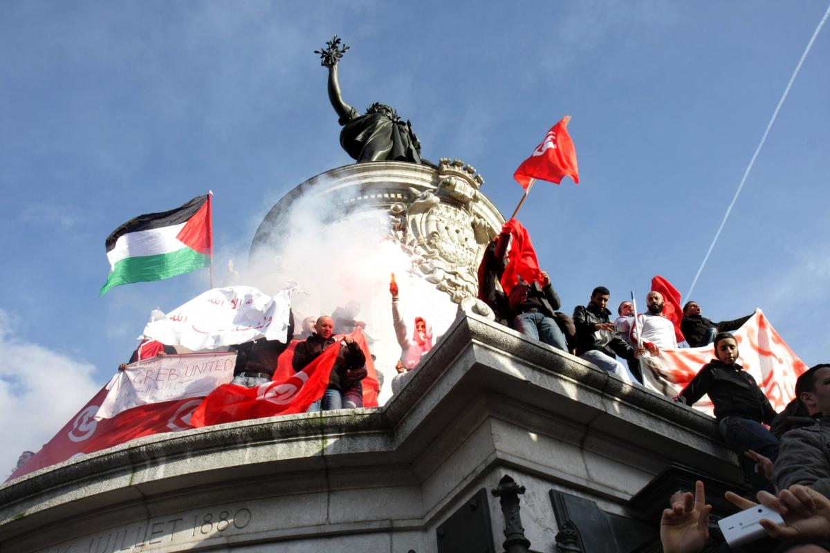 Les manifestants sur la statue de la République