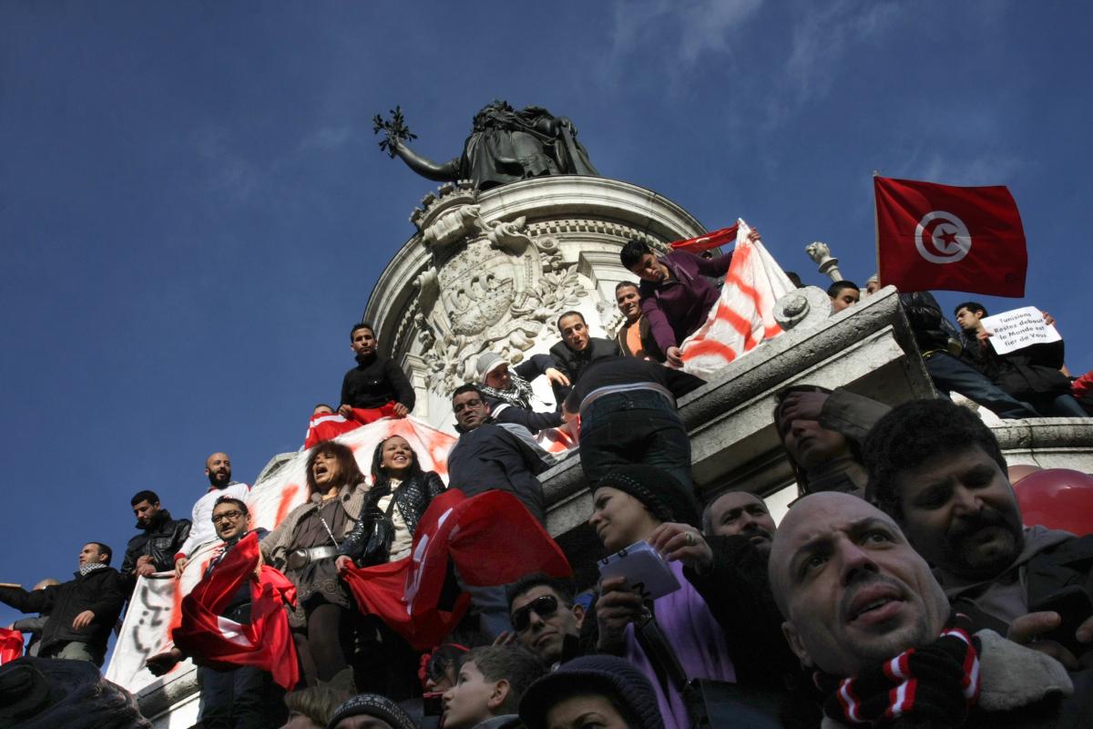Les manifestants sur la statue de la République