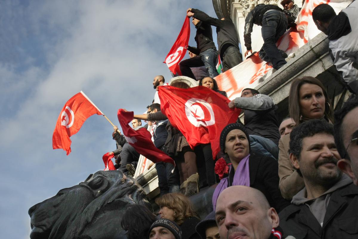 Les manifestants sur la statue de la République