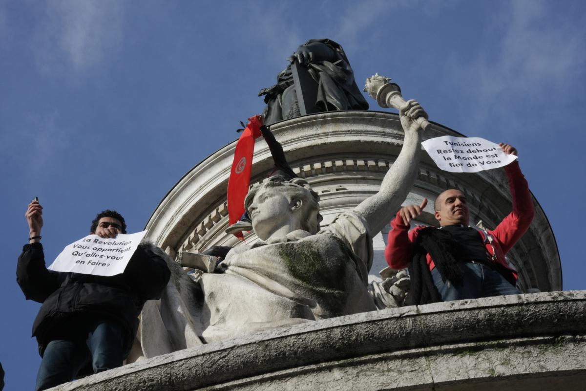 Les manifestants sur la statue de la République