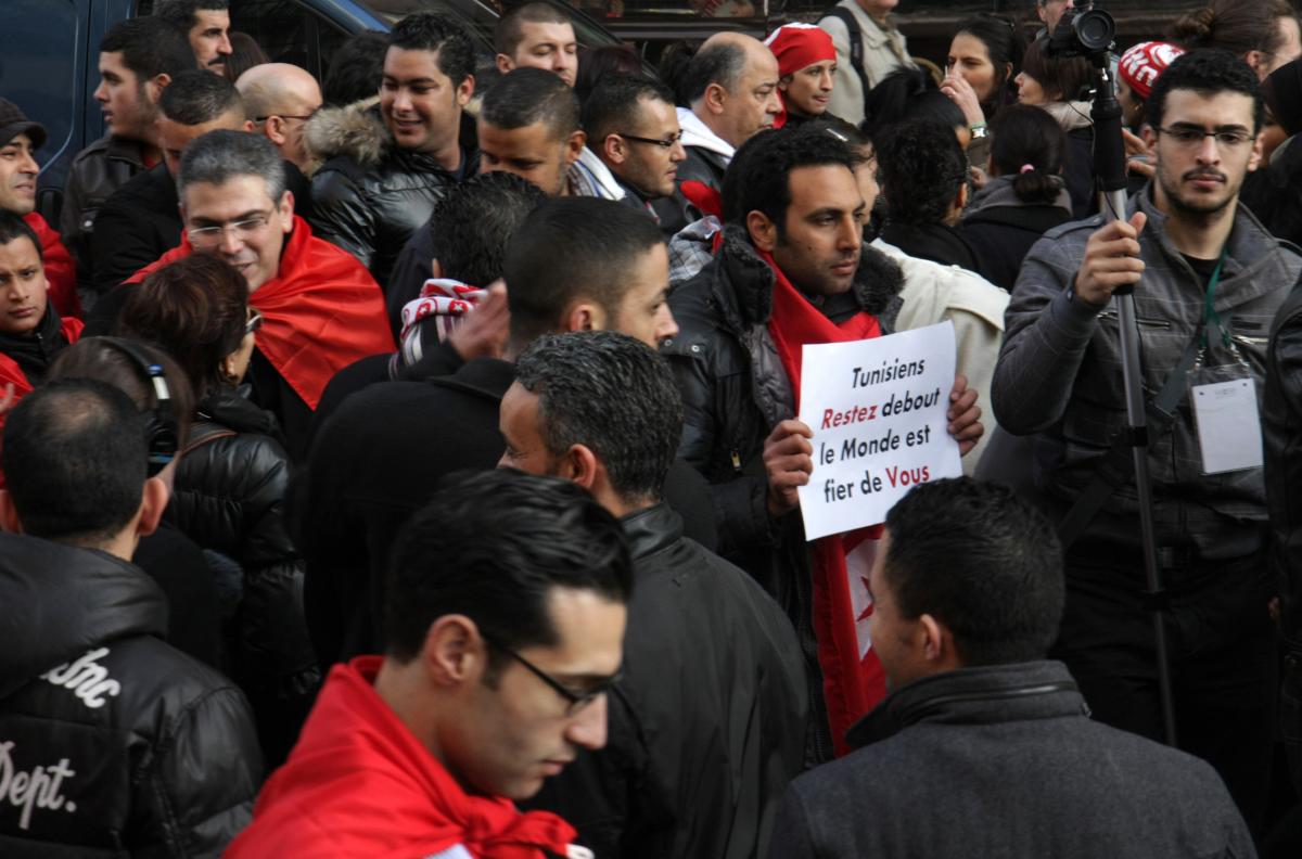 pancarte tunisiens restez debouts le monde est fier de vous